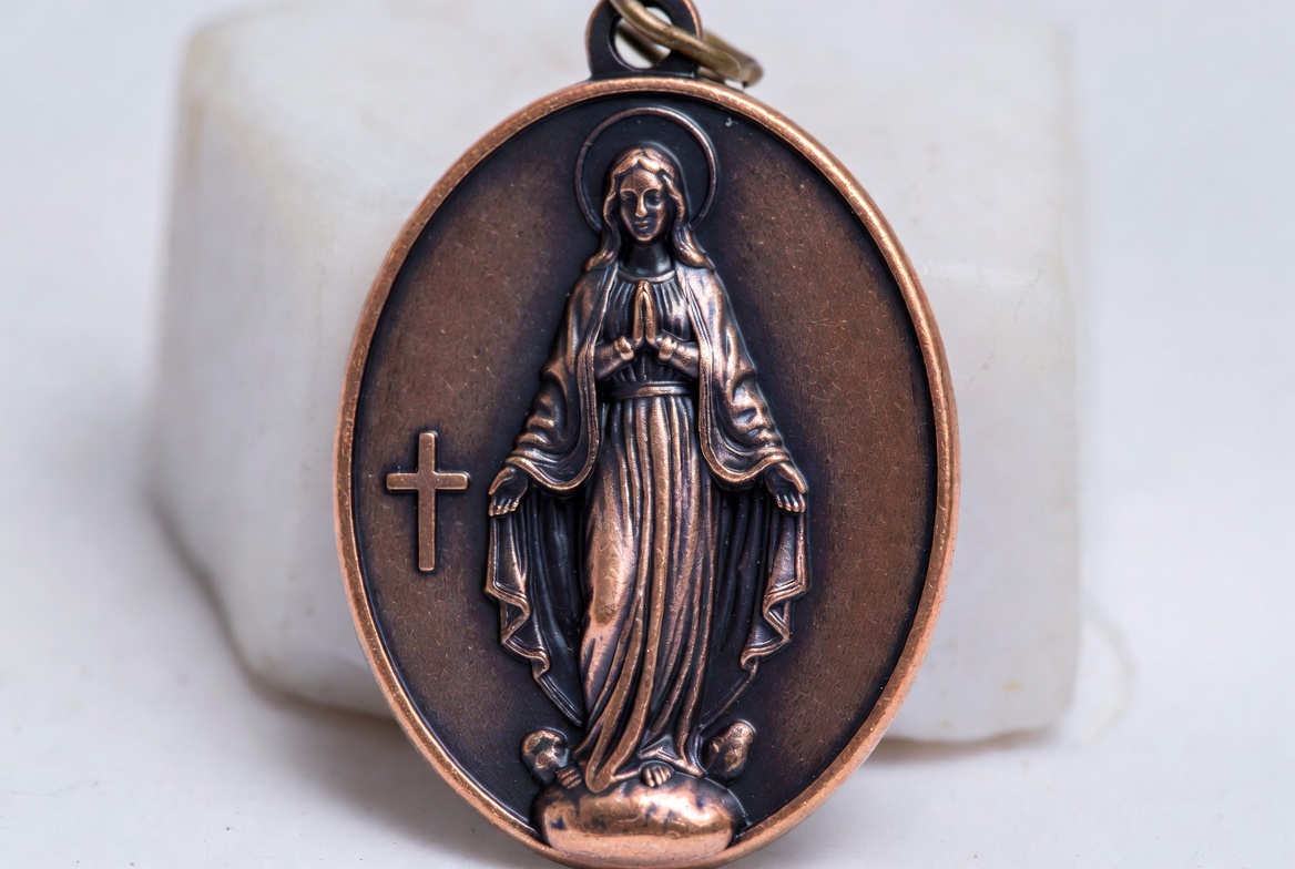 Offrez une médaille de la Vierge miraculeuse comme cadeau