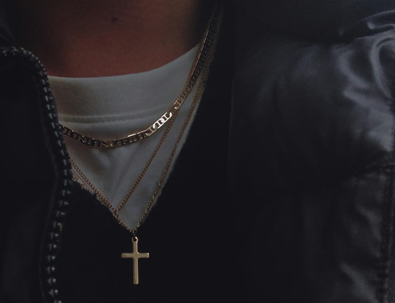 La montée des bijoux en or blanc chez les hommes élégants