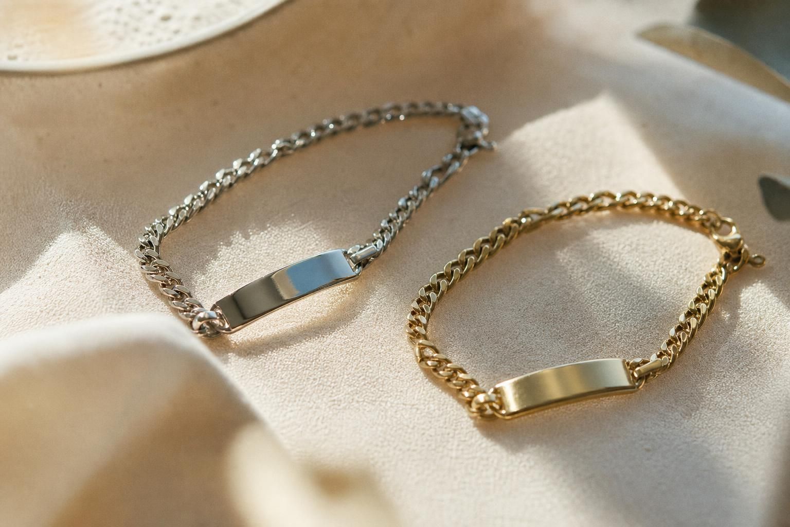 découvrez quel type d'or, blanc ou jaune, choisir pour une gourmette destinée à un garçon, en fonction du style et de la durabilité.